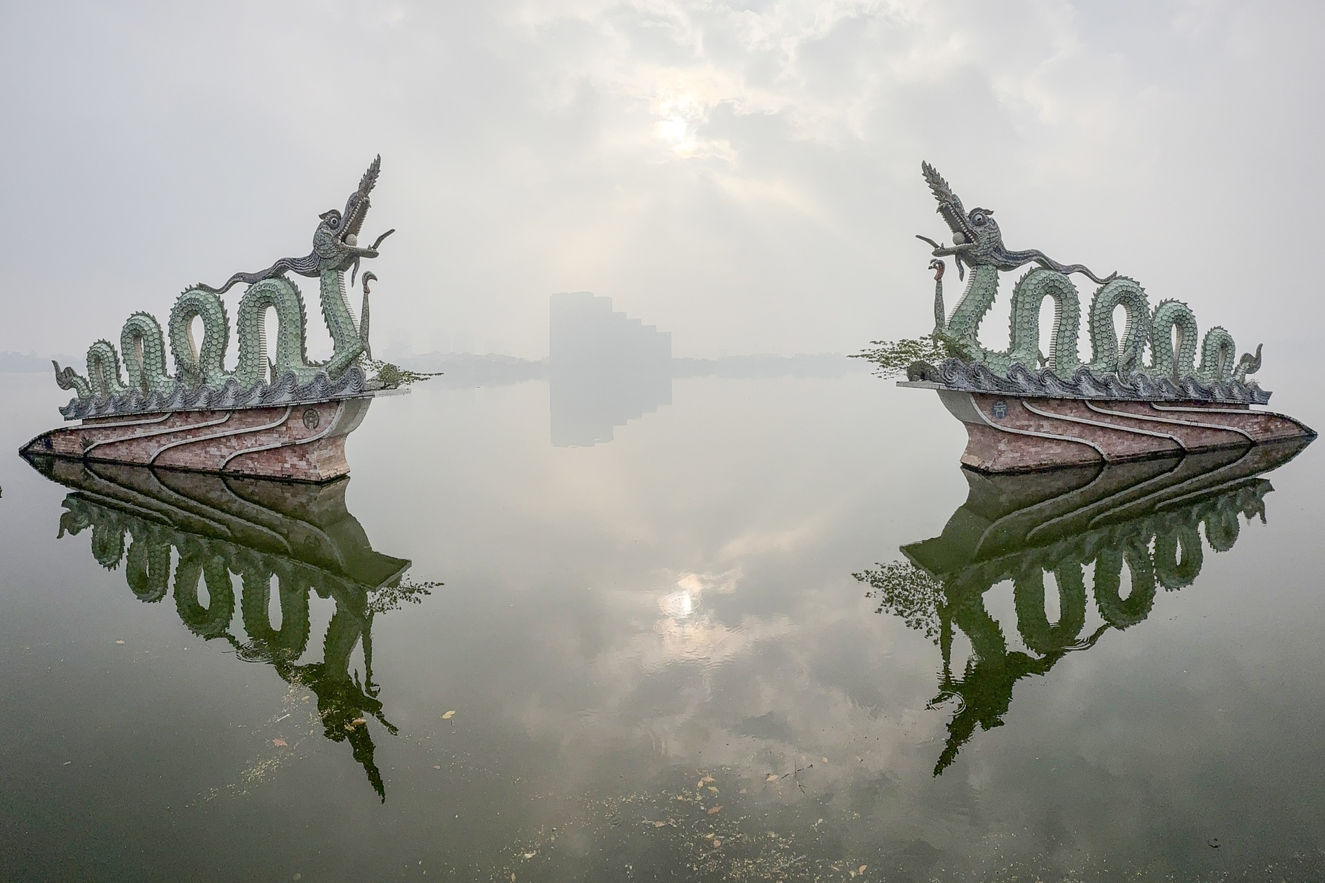 Không khí Hà Nội ô nhiễm nặng, sương mờ trắng đục phủ khắp Thủ đô - 9