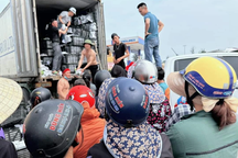 Ô tô chở gần 30 tấn xoài bị lật, người dân "giải cứu" giúp tài xế