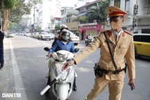 Ngày đầu áp dụng mức xử phạt vi phạm mới, nam tài xế hối hận vì vượt đèn đỏ