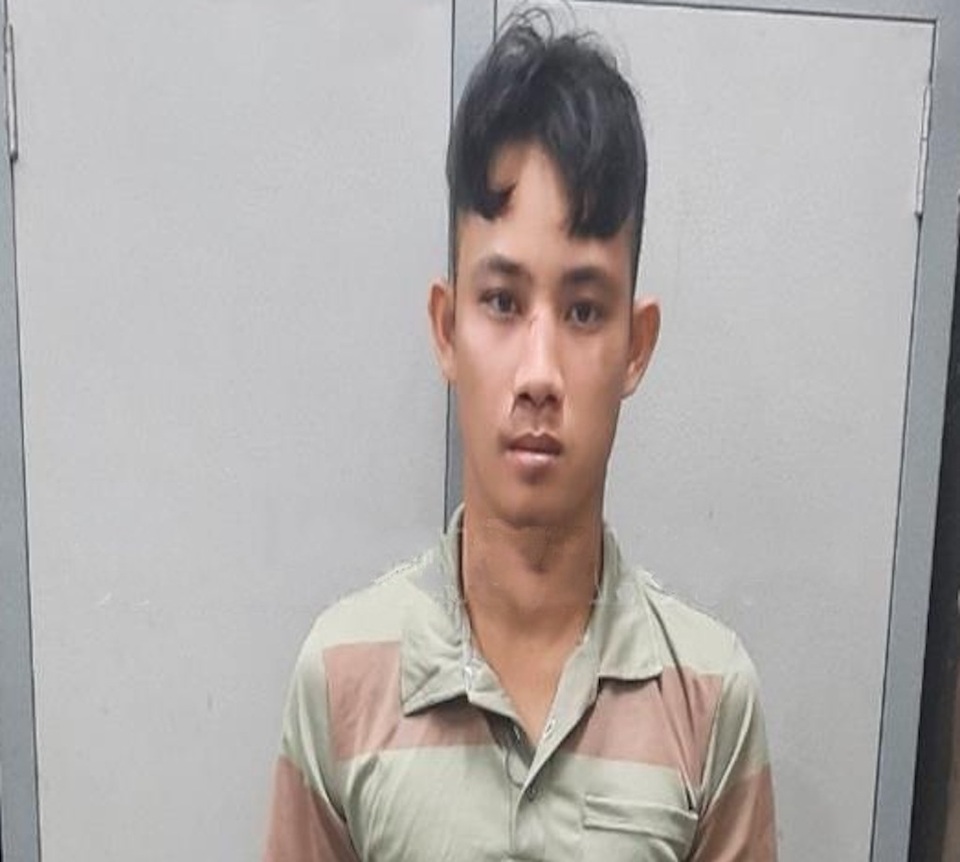 Nam thanh niên đốt xe máy của mẹ rồi đánh người dập lửa - 1 Nam thanh niên đốt xe máy của mẹ rồi đánh người dập lửa - 1