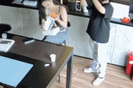 Clip “cô gái làm rơi iPhone 17 Pro ngay khi mở hộp” nổi bật tuần qua