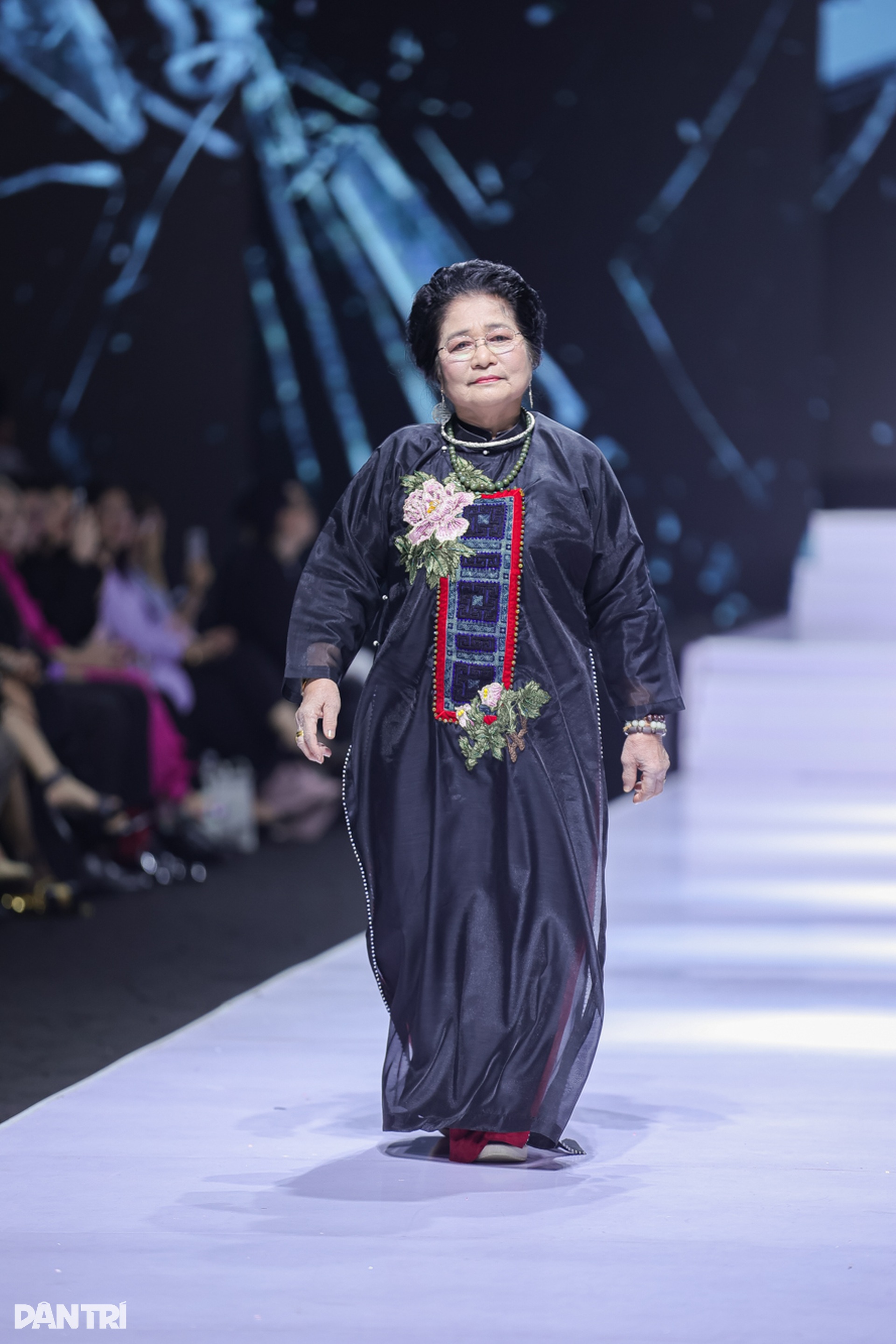 NSƯT Kim Xuyến 80 tuổi trình diễn thời trang, tự trang điểm và làm tóc - 1