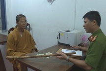 Xin vượt xe không được, thầy tu đập vỡ kính ô tô người đi đường