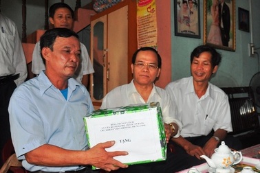 Bí thư Trung ương Đảng thăm gia đình chính sách ở Huế