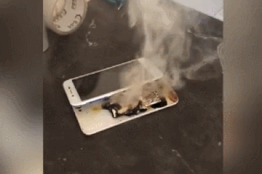 Sốc clip khoảnh khắc smartphone bốc cháy và phát nổ khi đang cắm sạc