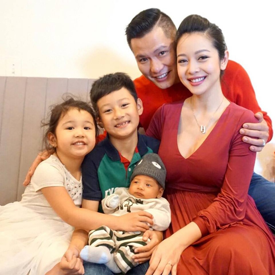 Jennifer Phạm sinh con thứ 4 cho chồng “thiếu gia”, mẹ chồng doanh nhân đích thân chăm sóc - 3 Jennifer Phạm sinh con thứ 4 cho chồng “thiếu gia”, mẹ chồng doanh nhân đích thân chăm sóc - 3