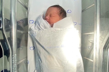 Thái Lan: Bé sơ sinh một ngày tuổi bị bỏ rơi trong két nước bồn cầu