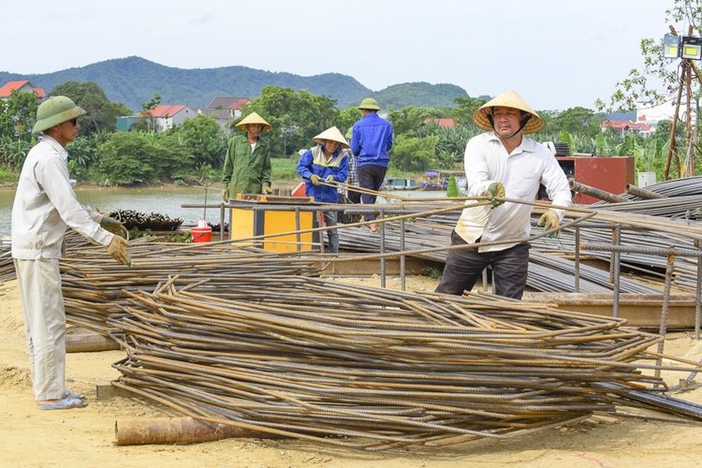 Công nhân oằn mình trong nắng nóng 40 độ C thi công cao tốc Bắc - Nam - 1 Công nhân oằn mình trong nắng nóng 40 độ C thi công cao tốc Bắc - Nam - 1