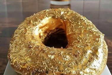 Hơn 2 triệu đồng một chiếc bánh Donut phủ vàng