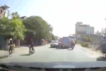 Liều mình vượt kèm giữa hai ôtô