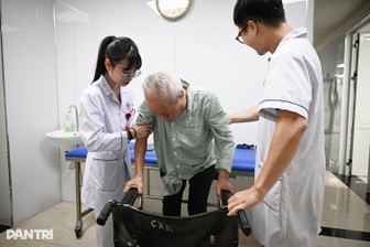 Nín thở xem bác sĩ giải cứu bộ não sắp chết ngạt của bệnh nhân đột quỵ