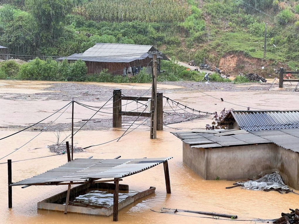 Mưa lũ cuốn trôi 3 người ở Lào Cai - 1 Mưa lũ cuốn trôi 3 người ở Lào Cai - 1