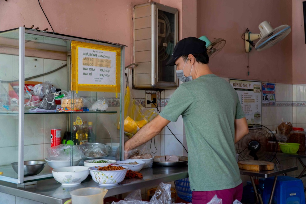 Ngày bán 30 tô phở mang về, chủ quán bạc đầu lo 30 triệu đồng mặt bằng - 2 Ngày bán 30 tô phở mang về, chủ quán bạc đầu lo 30 triệu đồng mặt bằng - 2