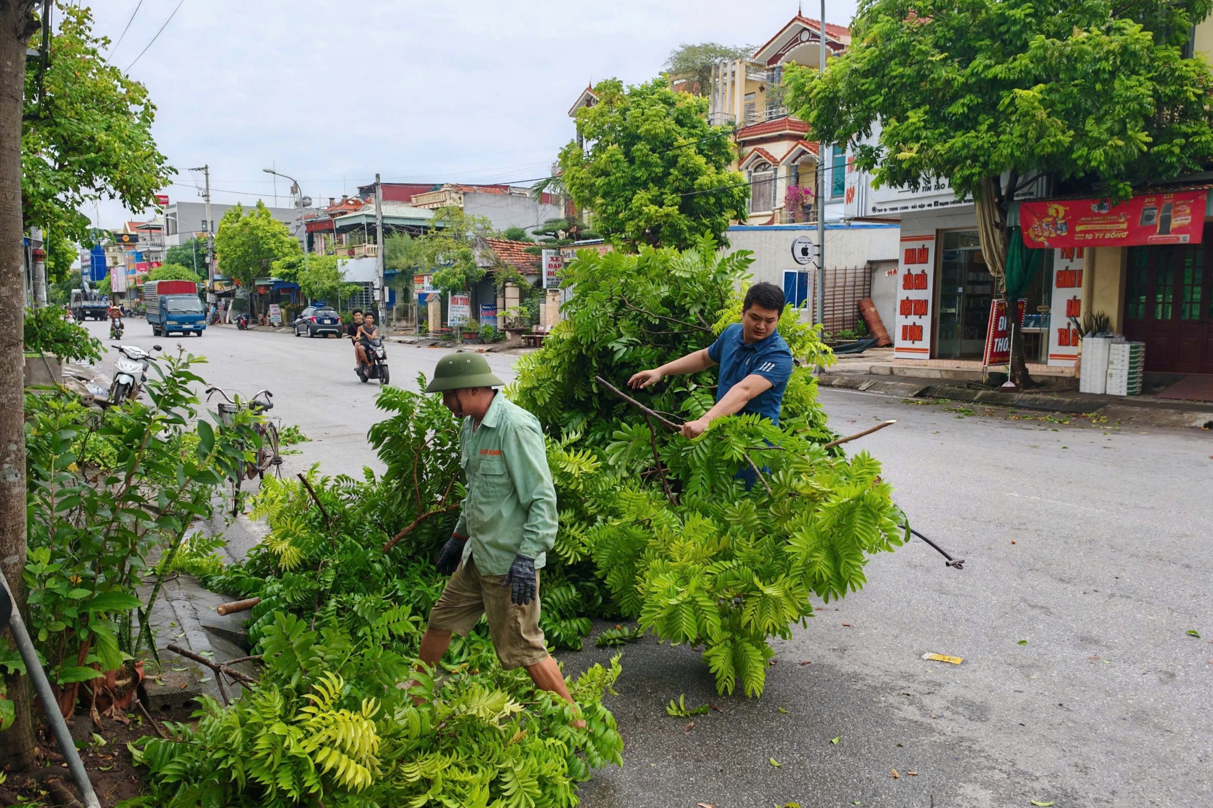 Người dân Nam Định hối hả chuẩn bị để ứng phó với bão Yagi - 1