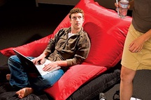 CEO Facebook là “người đàn ông mặc xấu nhất”