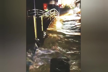 Lũ cuồn cuộn đổ về trong đêm ở Nghệ An