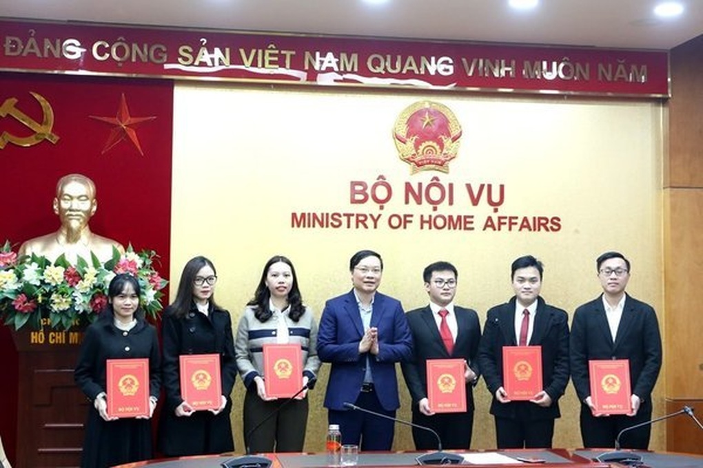 Bộ Nội vụ trả lời về chính sách thu hút sinh viên tốt nghiệp xuất sắc - 2 Bộ Nội vụ trả lời về chính sách thu hút sinh viên tốt nghiệp xuất sắc - 2
