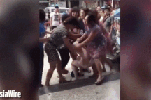 Clip phe vợ lao vào lột đồ đánh ghen bồ chồng gây náo loạn đường phố