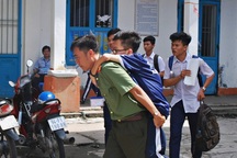 Thí sinh bị bệnh được cõng vào tận phòng thi