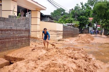Đình chỉ dự án sân golf "đổ" hàng nghìn m3 bùn thải xuống nhà dân