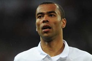 Ashely Cole bắn bị thương một người của Chelsea