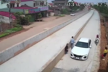 Đầu năm nói chuyện mở cửa xe ô tô: Không chỉ là văn hóa giao thông!