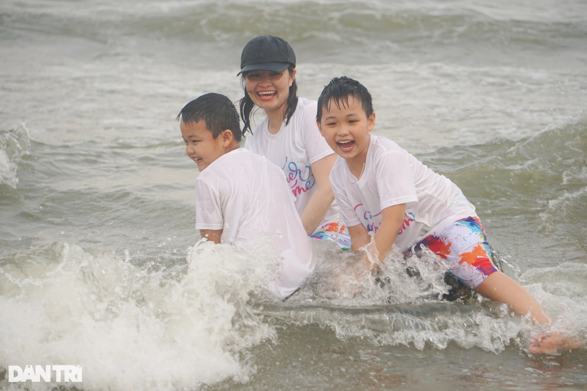 Biển người chen chúc trên các bãi tắm Sầm Sơn ngày khai trương - 5 Biển người chen chúc trên các bãi tắm Sầm Sơn ngày khai trương - 5