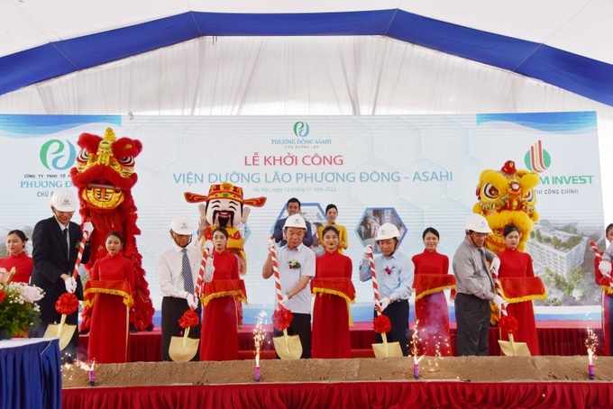 Các đại biểu thực hiện nghi lễ khởi công Viện dưỡng lão Phương Đông Asahi.