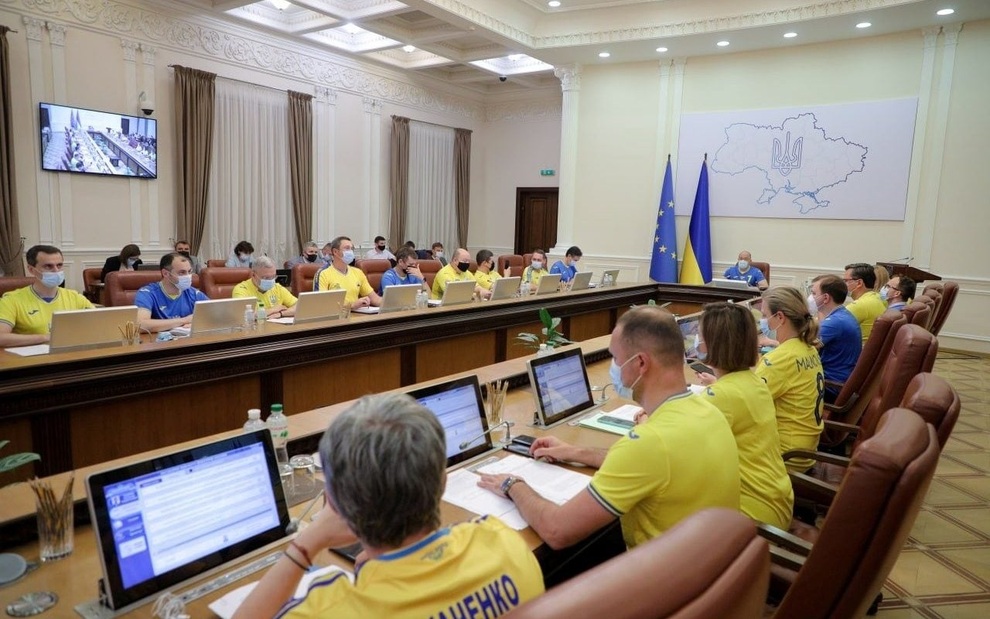 Thủ tướng, các bộ trưởng Ukraine mặc áo đội bóng quốc gia đi họp nội các - 1 Thủ tướng, các bộ trưởng Ukraine mặc áo đội bóng quốc gia đi họp nội các - 1