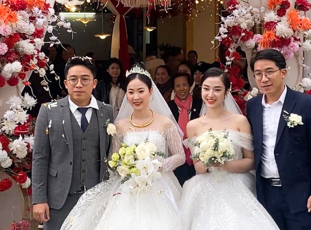 Anh em song sinh cưới vợ cùng một ngày gây sốt mạng - 1 Anh em song sinh cưới vợ cùng một ngày gây sốt mạng - 1