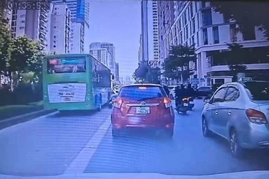 Xe máy va chạm với buýt BRT, một phụ nữ tử vong