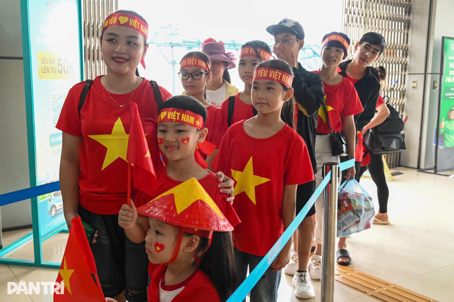 Những chuyến tàu rợp bóng cờ hoa, nặng nghĩa đồng bào - 11 Những chuyến tàu rợp bóng cờ hoa, nặng nghĩa đồng bào - 11