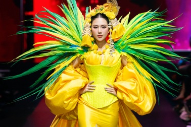 Hoa hậu Bùi Quỳnh Hoa "càn quét" sàn diễn thời trang