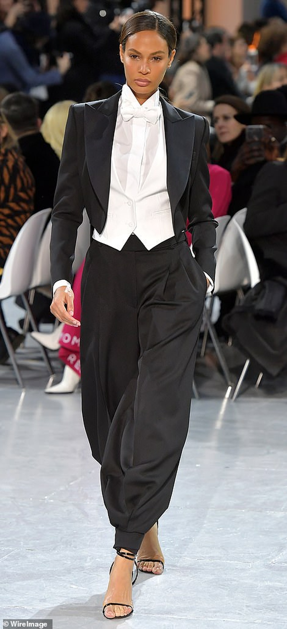 Bella Hadid táo bạo diện áo không nội y - 9 Bella Hadid táo bạo diện áo không nội y - 9