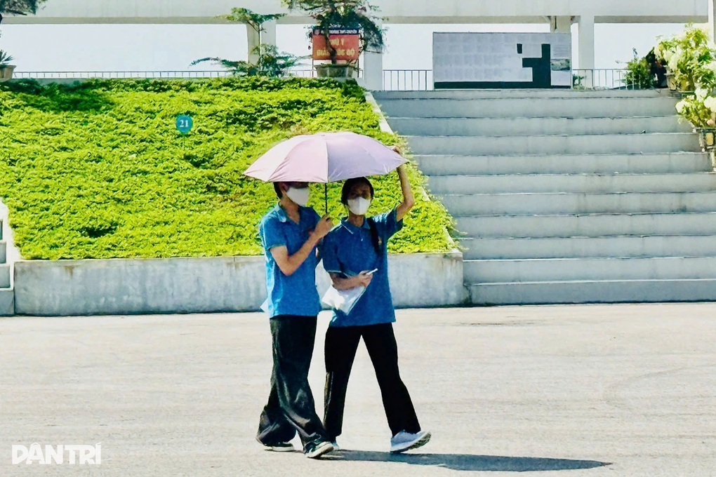 Nhận định đề toán và văn thi lại ở THPT chuyên Tuyên Quang - 5 Nhận định đề toán và văn thi lại ở THPT chuyên Tuyên Quang - 5