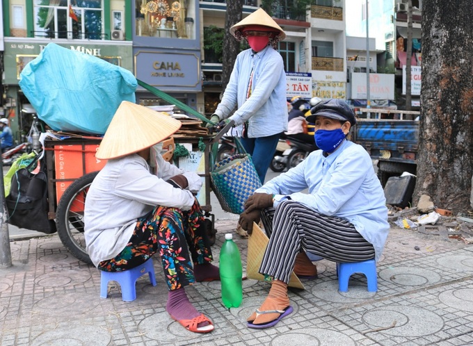 Người lao động tự do ở Hà Nội không cần về quê xin xác nhận hỗ trợ - Ảnh 1.