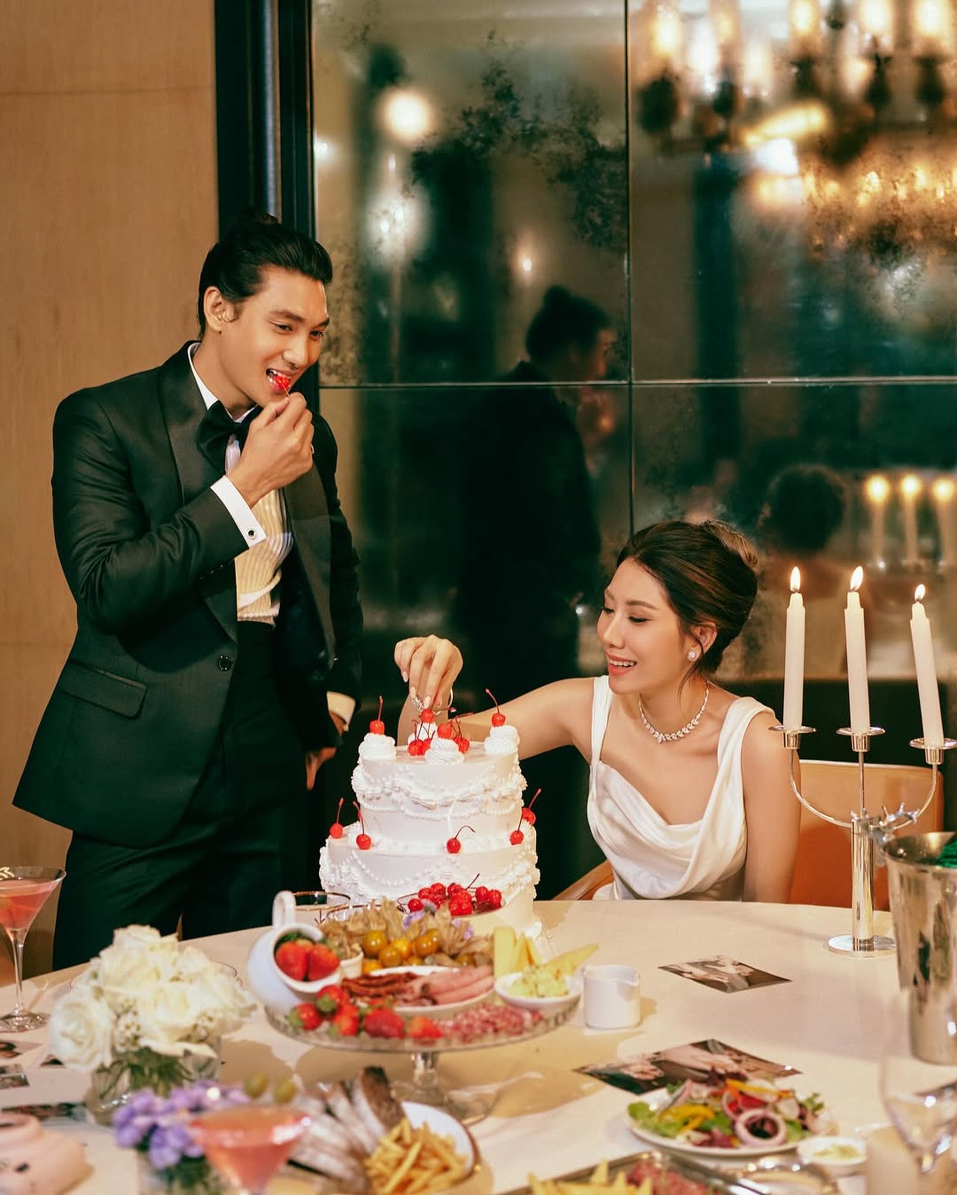 Người đàn ông đẹp trai nhất thế giới năm 2021 vừa cưới vợ - 8