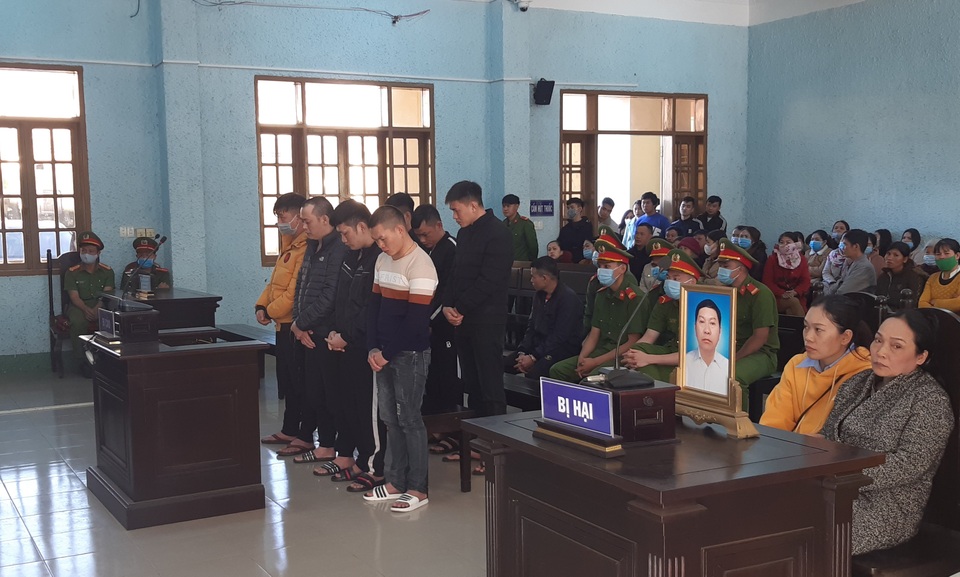 Tuyên án nhóm giang hồ tàng trữ vũ khí, bắt cóc, giết người... - 1 Tuyên án nhóm giang hồ tàng trữ vũ khí, bắt cóc, giết người... - 1