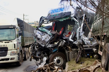 "Hung thần" container bay qua dải phân cách tông lật xe tải trên QL 51