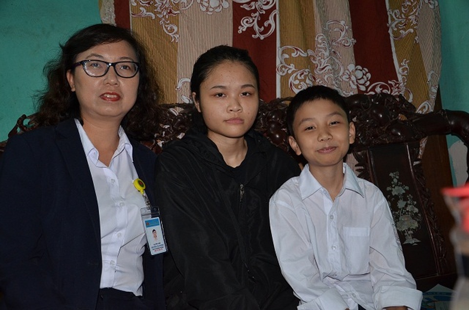Hai chị em mồ côi giữa lòng Hà Nội được hỗ trợ 12 triệu đồng - 1 Hai chị em mồ côi giữa lòng Hà Nội được hỗ trợ 12 triệu đồng - 1