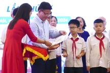 Trao học bổng, vinh danh 463 người "Học không bao giờ cùng"