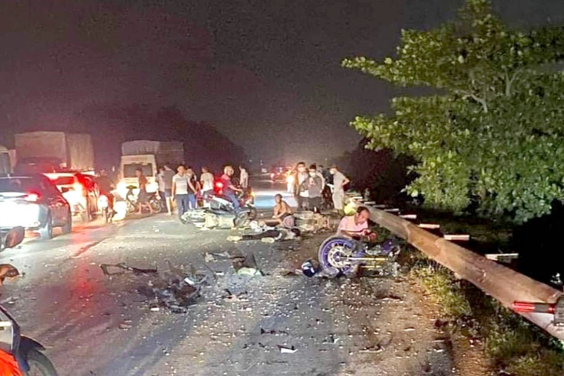 Mô tô thể thao nát bét sau va chạm với xe máy, 3 người tử vong - 1 Mô tô thể thao nát bét sau va chạm với xe máy, 3 người tử vong - 1