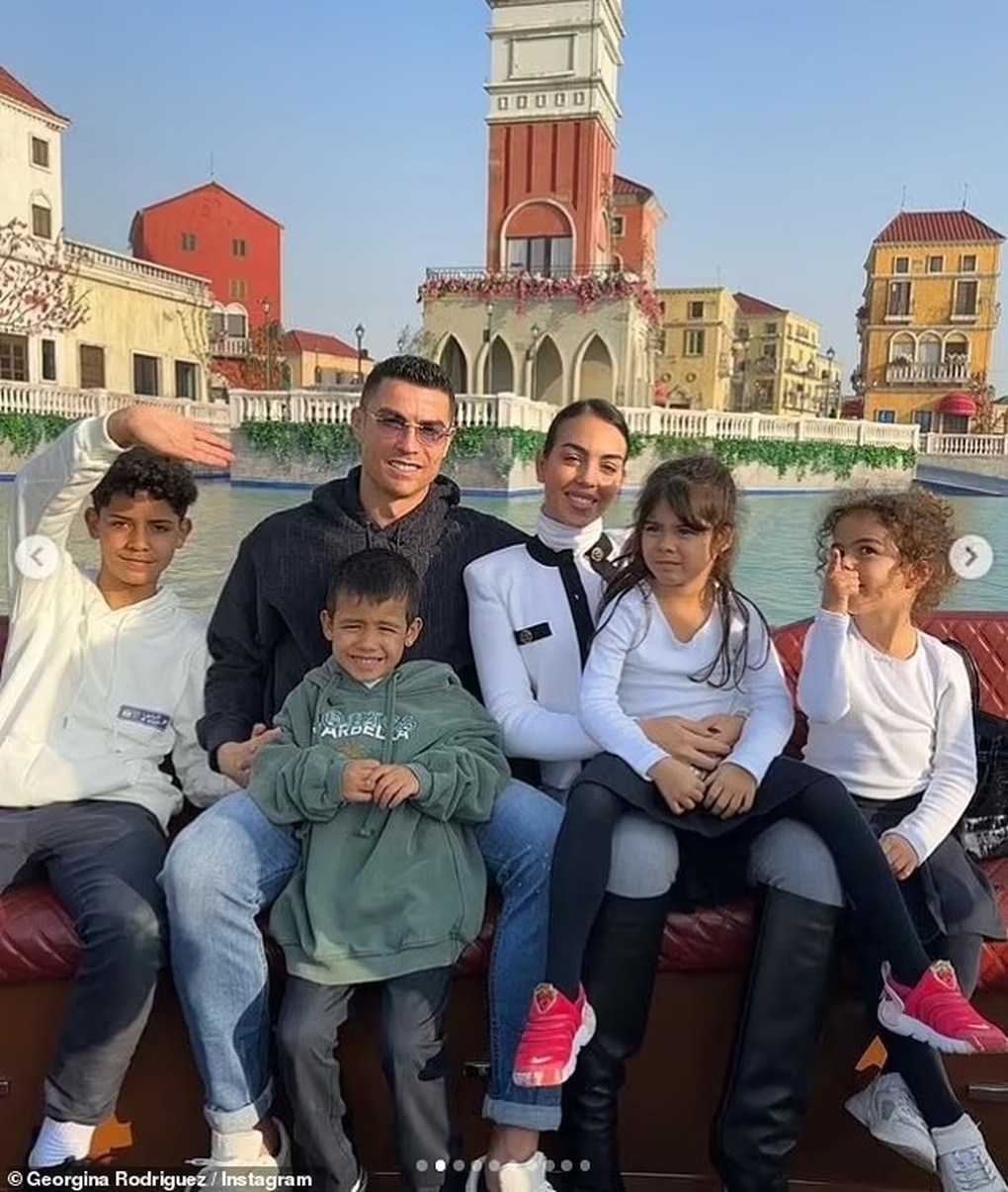 Bạn gái Ronaldo phải thay đổi phong cách sau khi tới sống ở Ả Rập Saudi - 3 Bạn gái Ronaldo phải thay đổi phong cách sau khi tới sống ở Ả Rập Saudi - 3