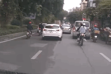 Tai nạn như diễn xiếc vì kiểu đi luồn lách của xe máy, dân mạng "thở dài"