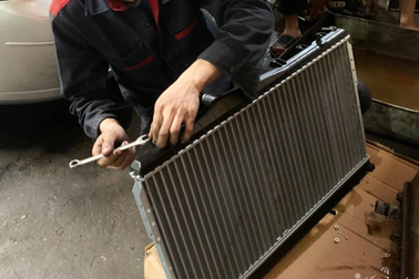 Nắng nóng kéo dài, khách xếp hàng chờ sửa điều hòa ô tô