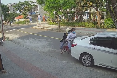 Không tập trung quan sát, hai nữ sinh lao thẳng xe đạp điện vào ô tô