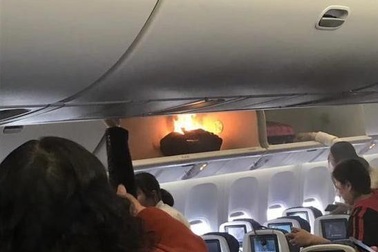 Hành khách hoảng loạn khi khoang hành lý trên máy bay đột nhiên bốc cháy