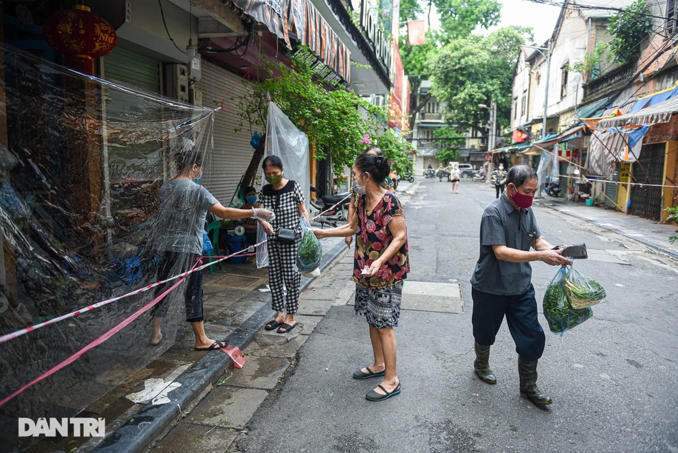 Ghé chợ nhà giàu Hà Nội: Tiểu thương đi chợ hộ người dân - 2 Ghé chợ nhà giàu Hà Nội: Tiểu thương đi chợ hộ người dân - 2