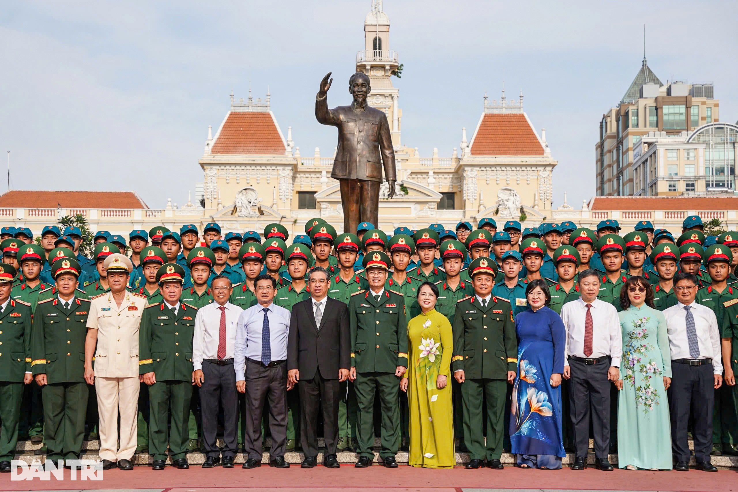 Lực lượng vũ trang TPHCM được phong tặng danh hiệu Anh hùng lần thứ 3 - 14