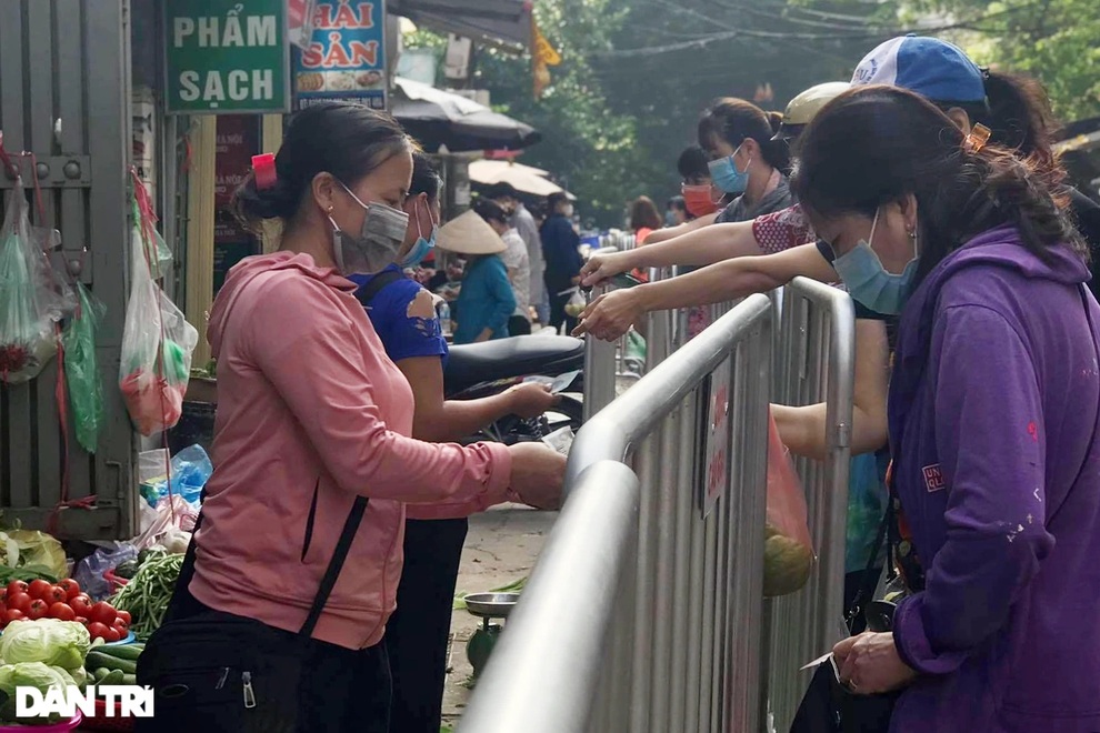 Hà Nội nới lỏng giãn cách, chợ dân sinh nhộn nhịp, tiểu thương phấn khởi - 1 Hà Nội nới lỏng giãn cách, chợ dân sinh nhộn nhịp, tiểu thương phấn khởi - 1